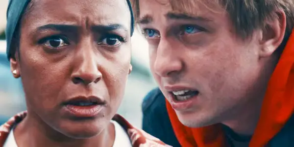 Amaka Okafor como Shahara Hasan y Gabriel Howell como Elias Mannix en Bodies temporada 1