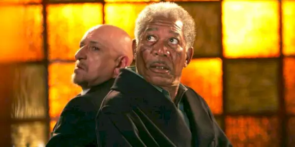 Ben Kingsley und Morgan Freeman in Lucky Number Slevin sitzen Rücken an Rücken