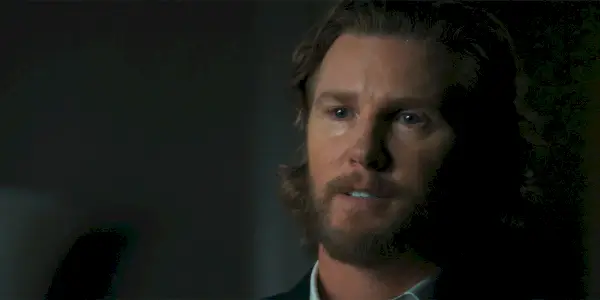 Thad Luckinbill als Kyle in einer Szene aus der ersten Staffel von Lioness