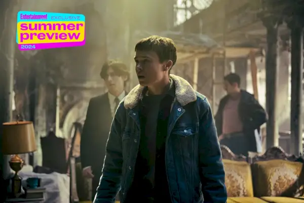 The Umbrella Academy 시즌 4에서 Viktor Hargreeves가 그의 뒤에 서 있는 두 형제 자매와 충격에 빠진 모습을 바라보고 있습니다.
