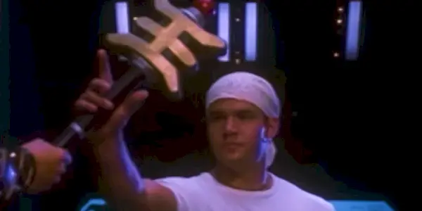 Jason brandissant le bâton Gold Ranger dans Power Rangers Zeo