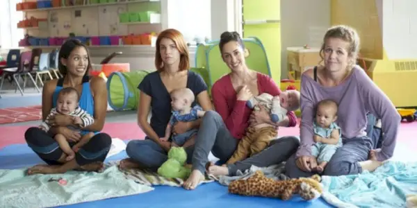 Las mamás se sientan con las piernas cruzadas en la guardería de Workin.
