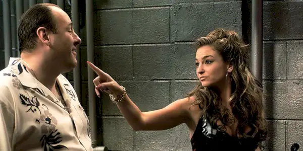 Tony Soprano e Adriana flertam em seu clube em The Sopranos