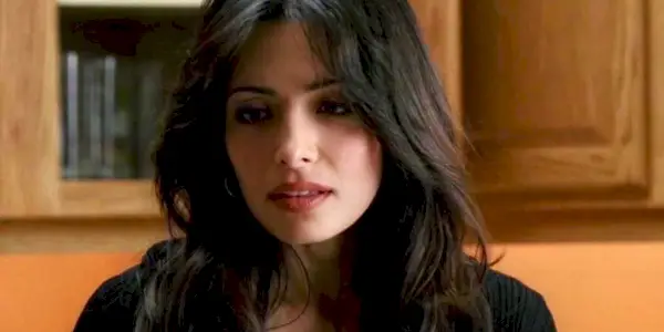 Sonya Aragon olhando para fora da câmera em Os Sopranos