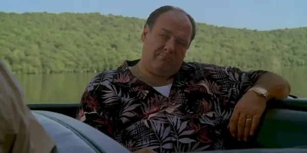 Tony parece presunçoso em um barco em Os Sopranos