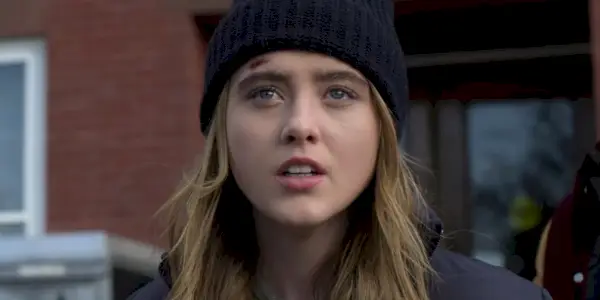 Allie Pressman parece séria com um corte no olho na The Society