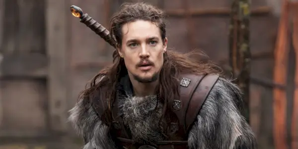 Alexander Dreymon dans le rôle d'Uhtred a l'air surpris dans The Last Kingdom