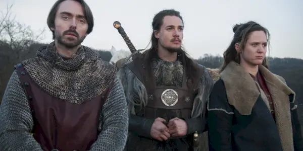 David Dawson, Alexander Dreymon et Emiliy Cox dans The Last Kingdom