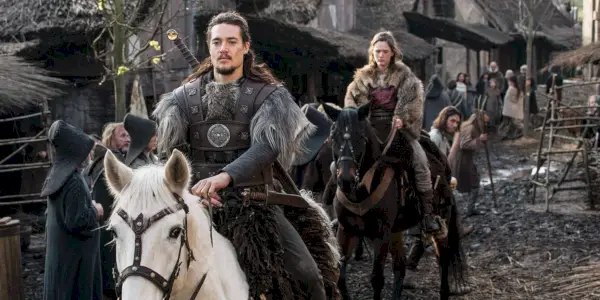 Une image de Brida et Uhtred chevauchant deux chevaux dans The Last Kingdom