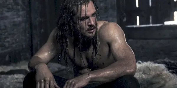 Alexander Dreymon dans le rôle d'Uhtred sur le navire négrier dans la saison 2 de The Last Kingdom.