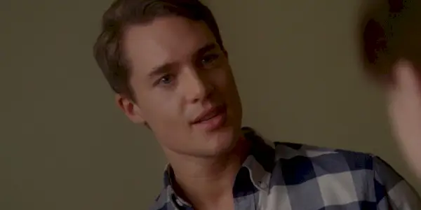 Une image d'Alexander Dreymon dans le rôle de Luke Ramsey semblant inquiet dans American Horror Story: Coven