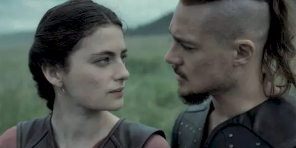 Une image d'Aethelflaed et Uhtred se regardant dans The Last Kingdom