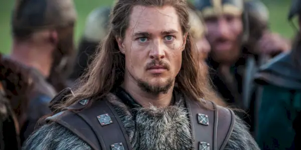 Une image d'Alexander Dreymon dans le rôle d'Uhtred en colère dans The Last Kingdom