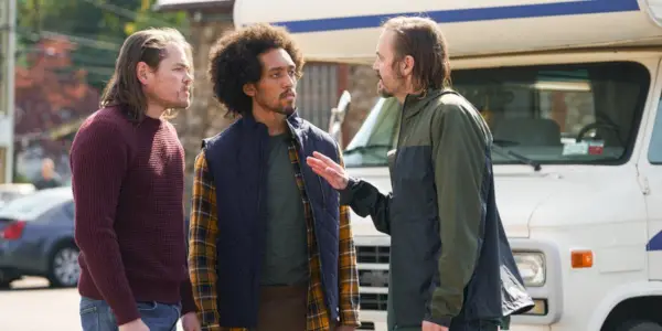 Pete, Kory et Jace se disputent devant leur camping-car dans Manifest.