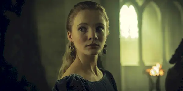 Freya Allan jako Ciri wyglądająca na zmartwioną w Wiedźminie