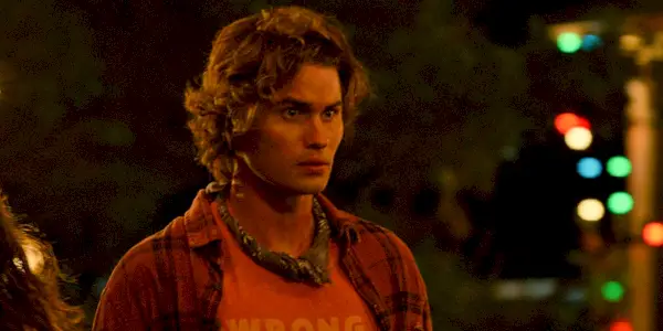 Chase Stokes als John B in Outer Banks Staffel 2
