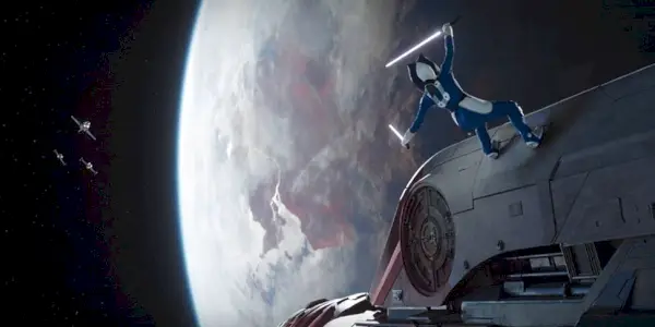 Ahsoka dzierżąca miecze świetlne w kosmosie w odcinku 3 Ahsoki