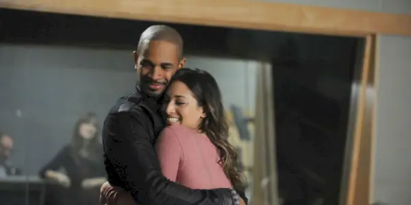 Coach e May se abraçam em New Girl