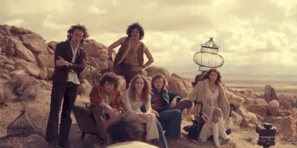 8 Sam Claflin som Billy, Will Harrison som Graham, Sebastian Chacon som Warren, Suki Waterhouse som Karen, Josh Whitehouse som Eddie, og Riley Keough som Daisy, i Daisy Jones & The Six