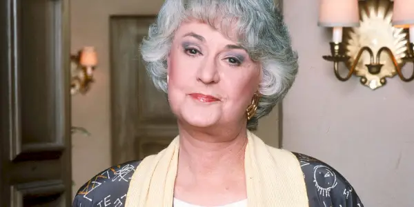 The Golden Girls에서 Dorothy Zbornak 역을 맡아 히죽히죽 웃고 있는 Bea Arthur