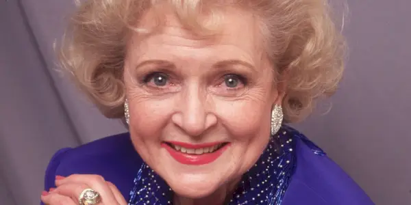 Golden Girls의 홍보 사진에서 Rose Nyland로 웃고 있는 Betty White의 근접 촬영