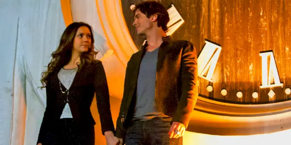 Damon regarde Elena dans l'épisode Rose de The Vampire Diaries pour la forcer à oublier ce qu'il a dit