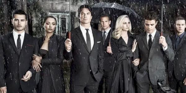 Les acteurs de Vampire Diaries portent du noir et tiennent des parapluies sous la pluie