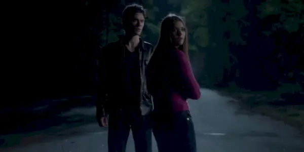 Damon rencontre Elena dans la rue dans le flashback de The Vampire Diaries
