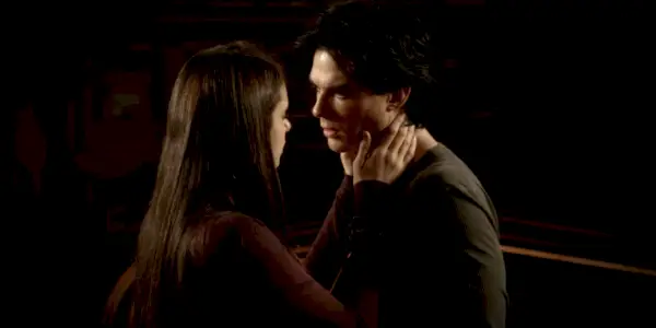 Elena tient Damon