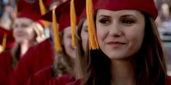 Elena souriante à la remise de son diplôme dans The Vampire Diaries.