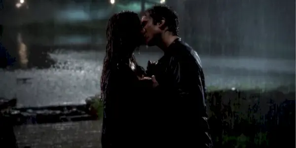 Elena embrasse Damon sous la pluie dans The Vampire Diaries