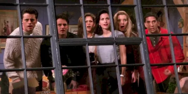 Uma imagem de todos os personagens de Friends olhando pela janela