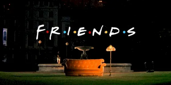 Uma imagem de um sofá em frente à fonte com o logotipo de Friends