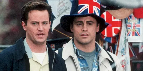 Uma imagem de Chandler e Joey explorando Londres em Friends