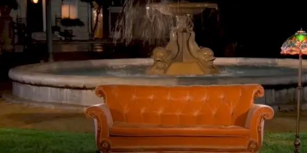 Uma imagem do icônico sofá Friends em frente à fonte