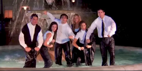 Uma imagem da turma de Friends posando na fonte