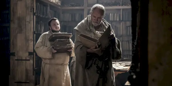Samwell Tarly et Arhmaester Ebrose tenant des livres dans Game of Thrones