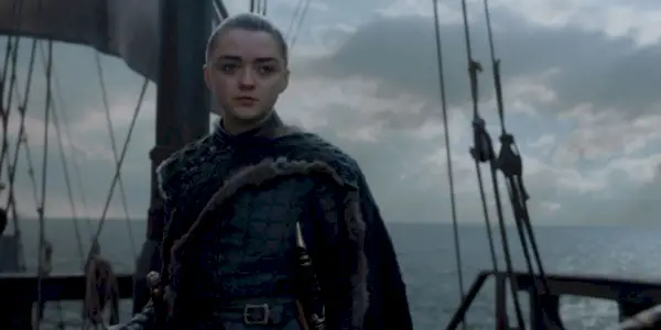 Arya se tient sur un bateau