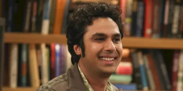Raj lächelt in „The Big Bang Theory“.