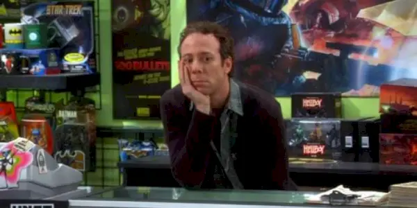 Stuart sieht gelangweilt aus, während er in seinem Comicladen in „The Big Bang Theory“ ist.