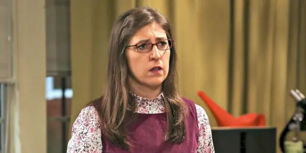 Mayim Bialik als Amy Farrah Fowler sieht in „The Big Bang Theory“ verärgert aus