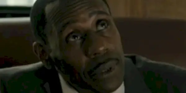 Kenn E. Head jako Lou Whitman wyglądający na sfrustrowanego w Justified City Primeval.