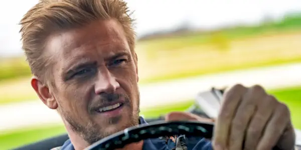 Boyd Holbrook jako Clement Mansell prowadzący samochód w Justified City Primeval.