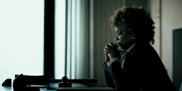 Carolyn Wilder (Aunjanue Ellis) chce zostać sędzią w Justified: City Primeval