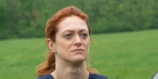 Marin Ireland jako Maureen Downey lekko marszcząca brwi w Justified City Primeval.