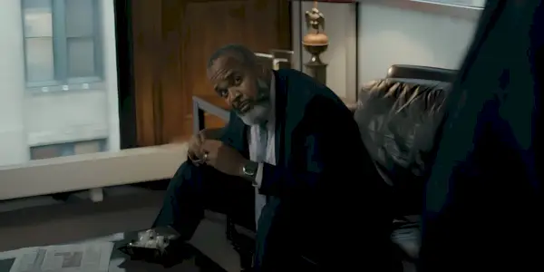 Victor Williams jako Wendell Robinson pochylony na sofie i patrzący na kogoś poza ekranem w Justified City Primeval.