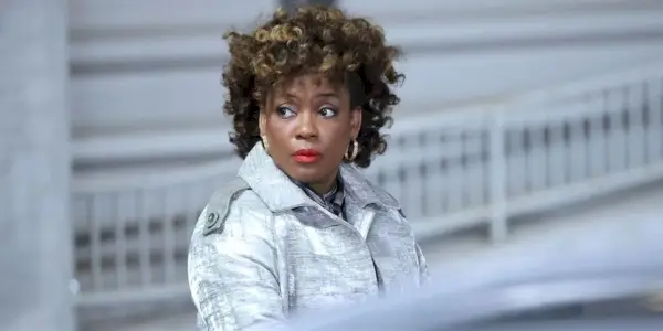 Aunjanue Ellis jako Carolyn Wilder patrząca jej przez ramię w Justified City Primeval.