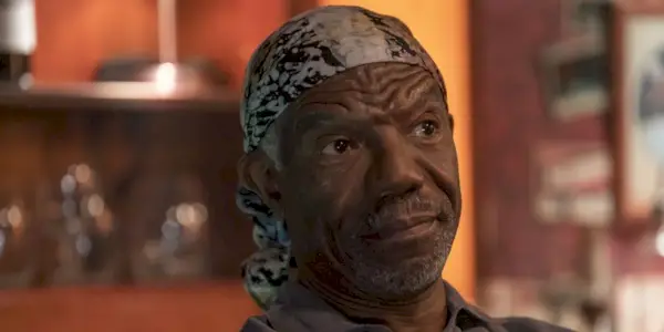 Vondie Curtis-Hall jako Sweety Sweeton nie wygląda na rozbawioną w Justified City Primeval.