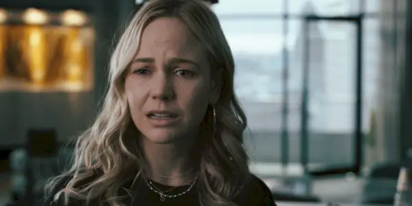 Sandy (Adelaide Clemens) przeżywa traumę po tym, co Clement zrobił Skenderowi w Justfied: City Primeval