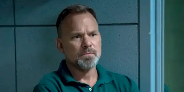 Norbert Leo Butz jako Norbert Bryl wyglądający surowo w Justified City Primeval.